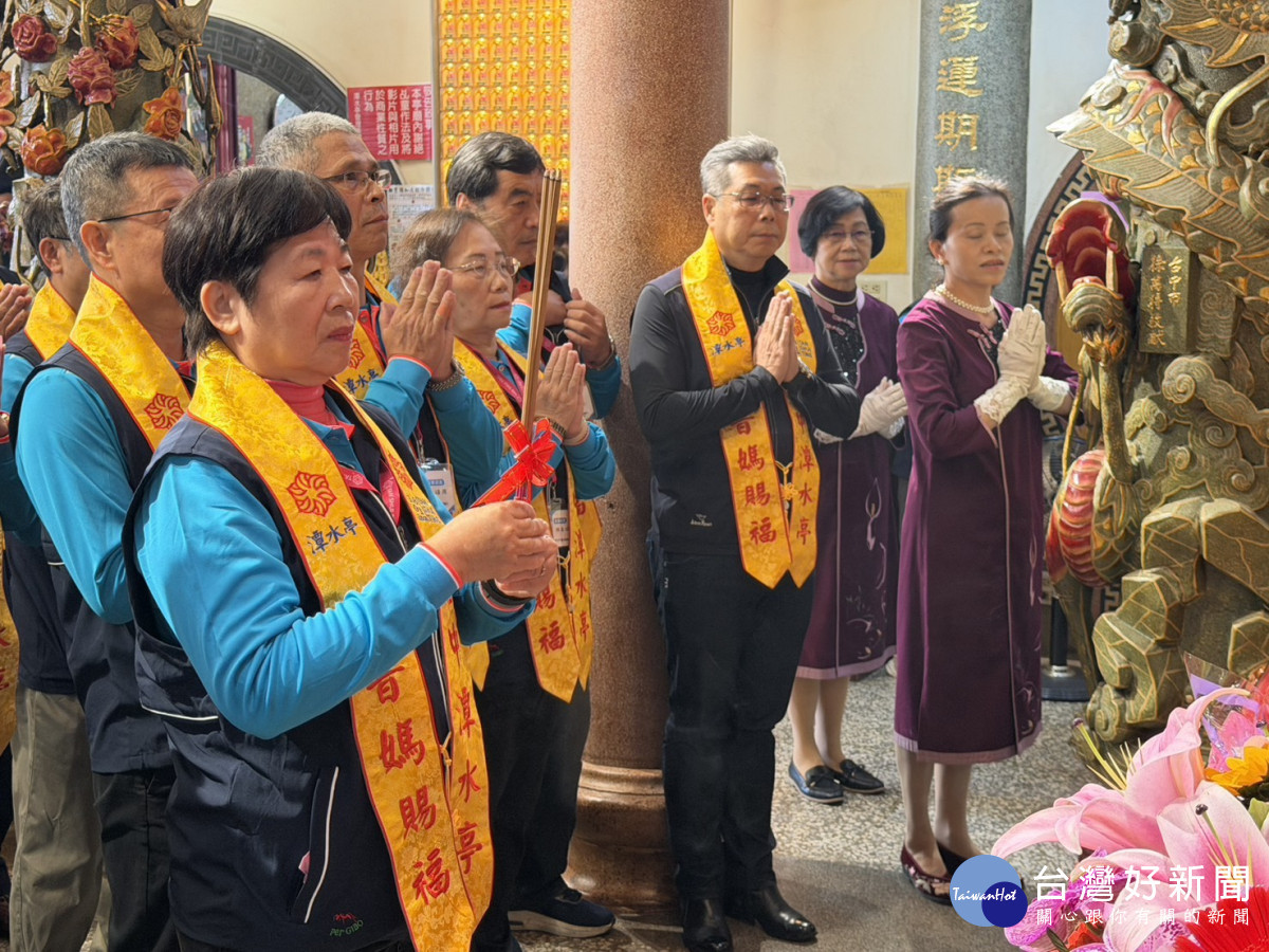 潭水亭觀音媽廟首位女性主委林玉鶴(左)。