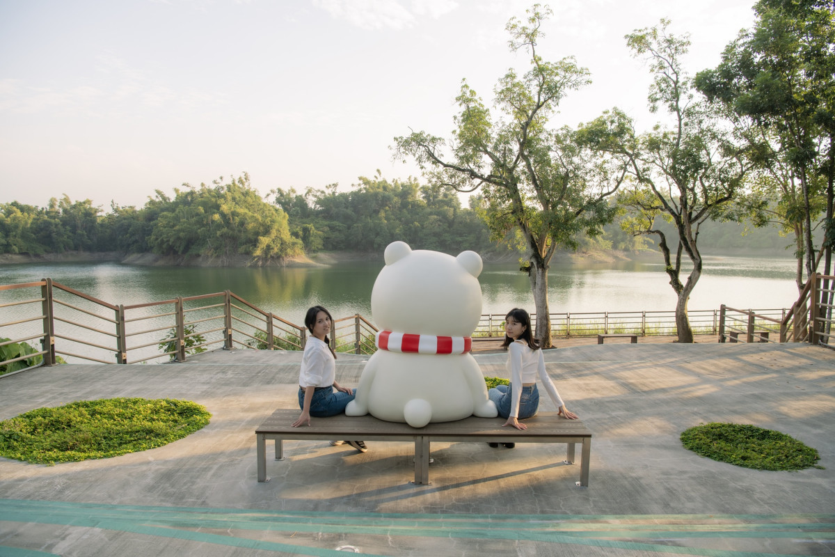 為迎接 2026 年元旦假期，嘉義市政府在蘭潭姊妹亭設置全新大型裝置藝術「大白熊」／嘉義市府提供