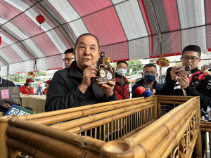 紫南宮莊秋安主委說今年的千里馬會幫大家聚財。（記者扶小萍攝）