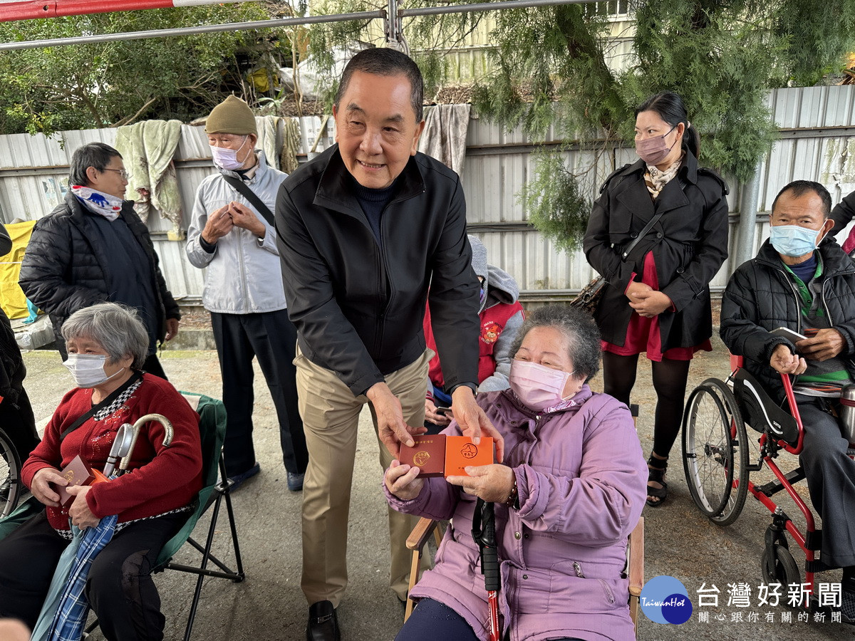 莊主委加碼送身心障礙、行動不便民眾。（記者扶小萍攝）