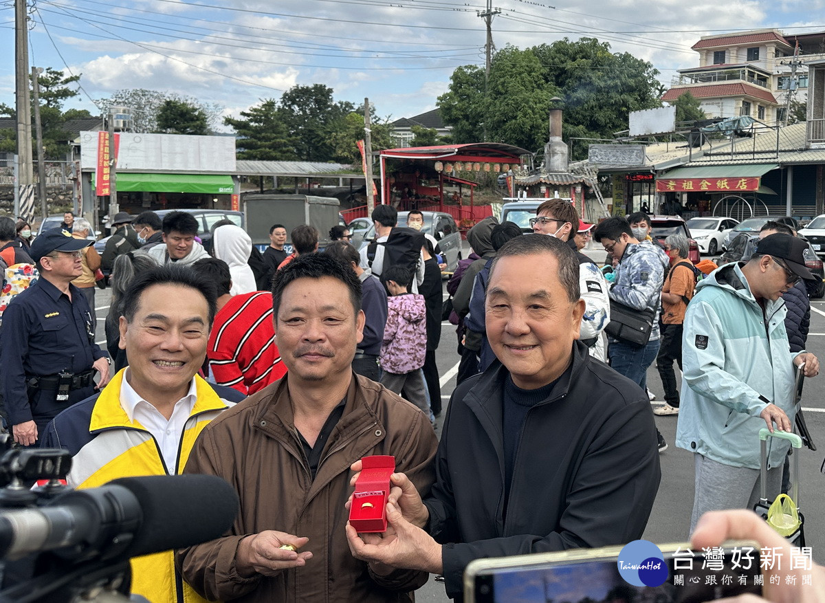 彩蛋藏好禮，這位民眾領到金戒指。（記者扶小萍攝）
