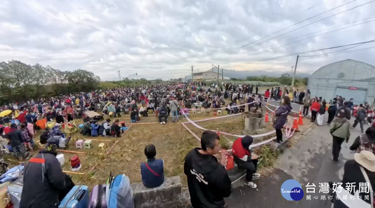 現場大批民眾排長龍。（民眾提供）