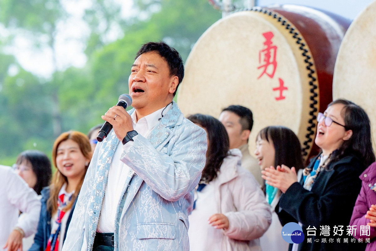 「115年桃園市元旦升旗典禮」邀請民歌歌手施孝榮登台獻唱，以渾厚溫暖歌聲為新年揭開序幕。<br />
