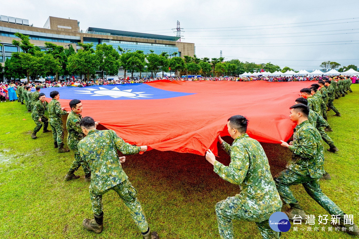 「115年桃園市元旦升旗典禮」中，國軍二一砲指部官兵進行巨幅國旗展旗。<br />

