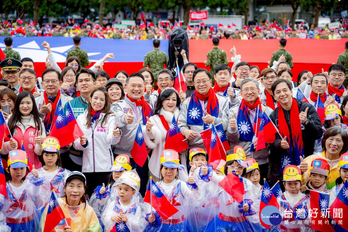「115年桃園市元旦升旗典禮」中，張善政市長與貴賓及孩童合影。