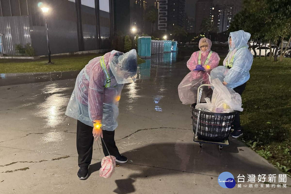 桃園市專用垃圾袋正式上路，2026桃園跨年晚會散場後環保局徹夜清運，減量成效良好。