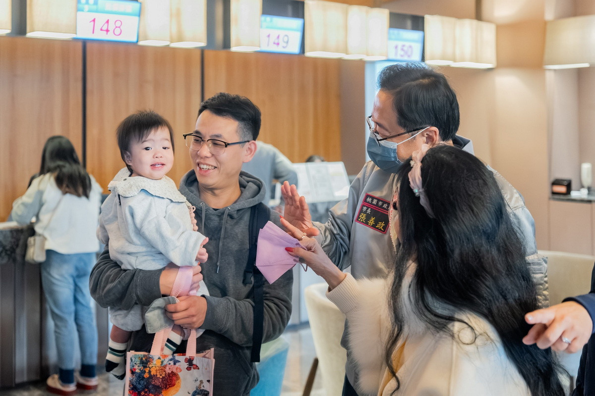 桃園市長張善政偕同夫人張琦雅探視「元旦寶寶」。