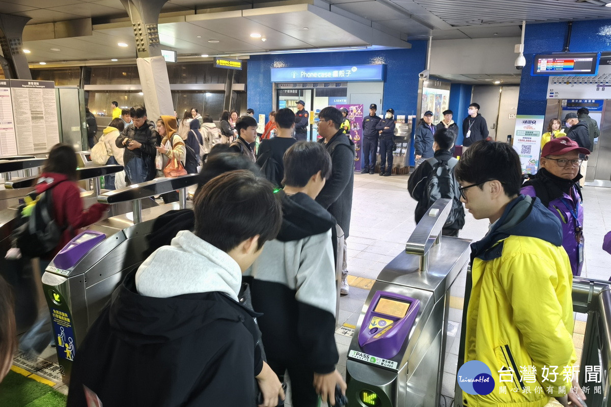 2026桃園跨年演唱會散場人潮湧入，桃捷15分鐘完成A19疏運。<br />
