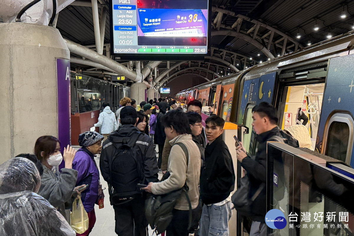 2026桃園跨年演唱會散場人潮湧入，桃捷15分鐘完成A19疏運。<br />
