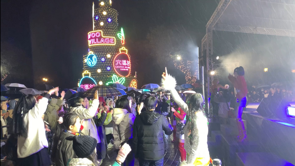 跨年夜細雨中，六福村中央魔術廣場依舊人潮滿滿。
