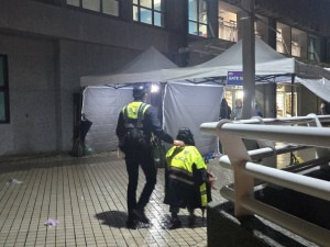 跨年散場遭人潮沖散，暖男帥警助走失女童平安返家。