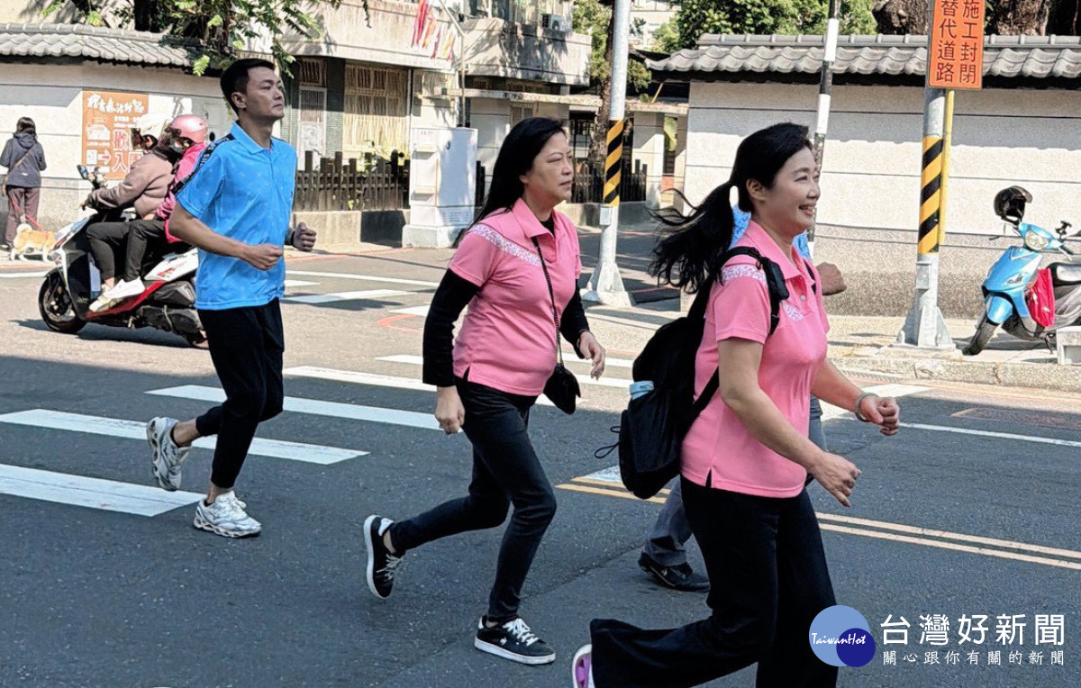 陽光扶輪社社友洪斐昭(左一)與多位扶輪社友陪跑一段路，象徵讓愛不間断。(圖／記者陳致愷攝影)