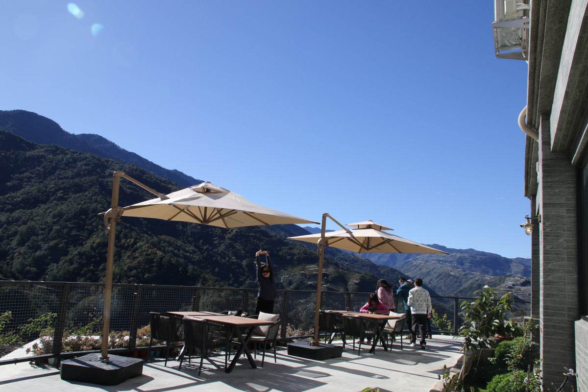 環山民宿業者座落在視野極佳的山脊