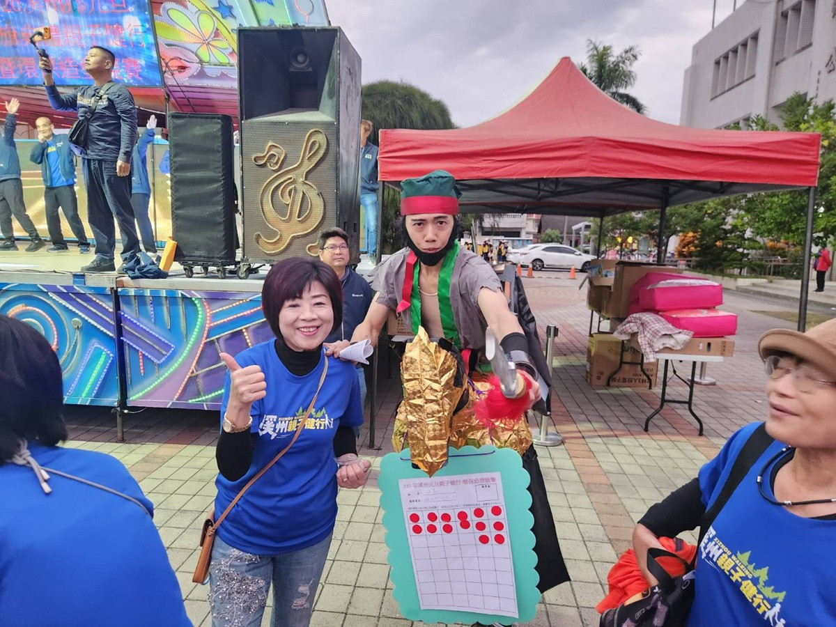 2026溪州鄉舉辦元旦升旗典禮    親子健行暨環保造型競賽