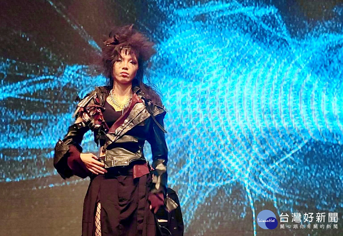 「2025全球髮藝菁英大賞」雙人妝髮接力賽奪冠作品模特兒上台展示。（弘光科大提供）