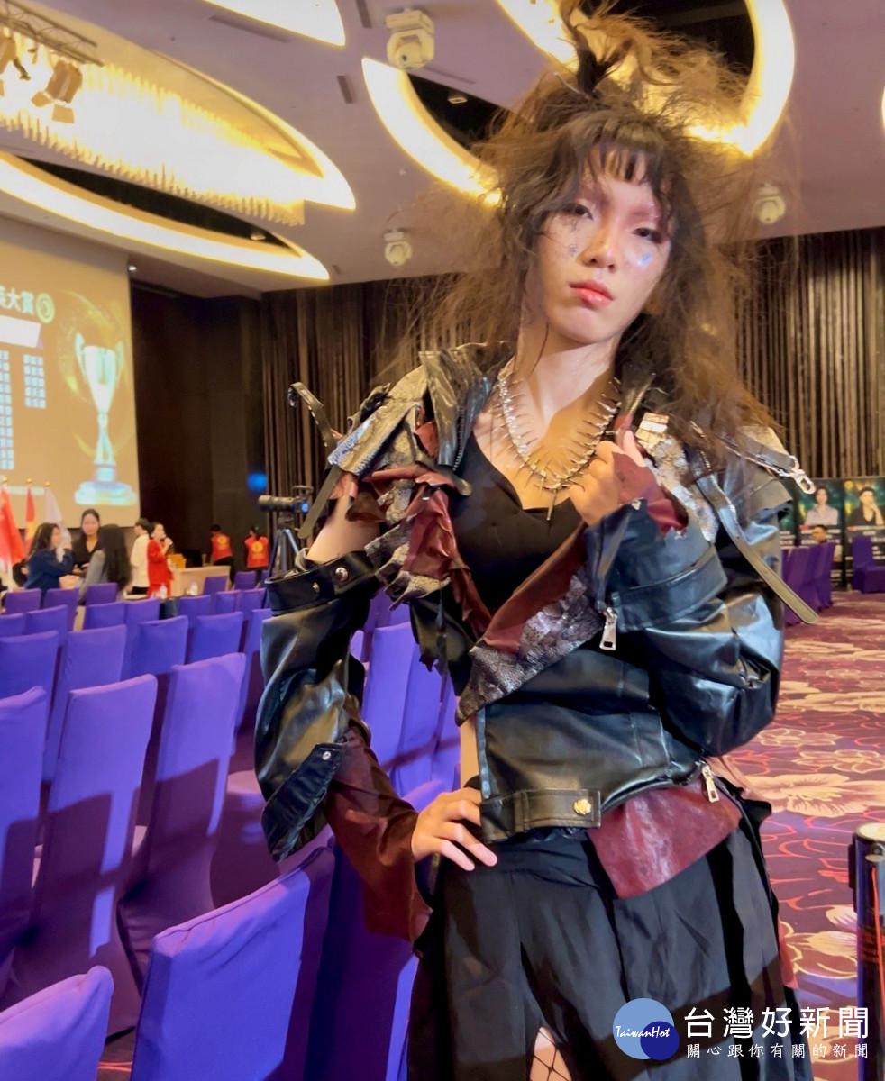 美髮系學生吳皇毅、林芳存「2025全球髮藝菁英大賞」雙人妝髮接力賽奪冠作品。（弘光科大提供）