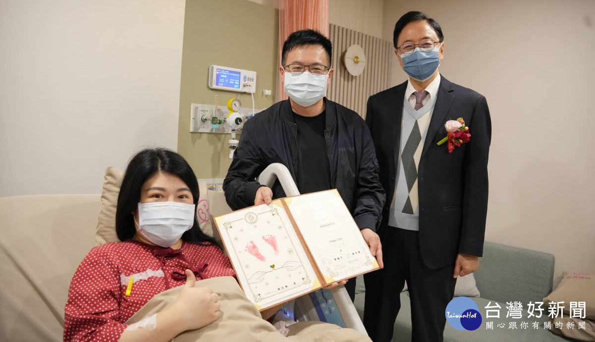張市長特別前往產後病房探視於元旦日誕生的「宏其寶寶」及辛苦的產後媽咪。
