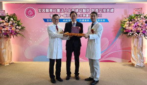 創辦人張紅淇院長將院長職責交棒給郭信宏醫師，宣示醫院邁向嶄新里程碑。