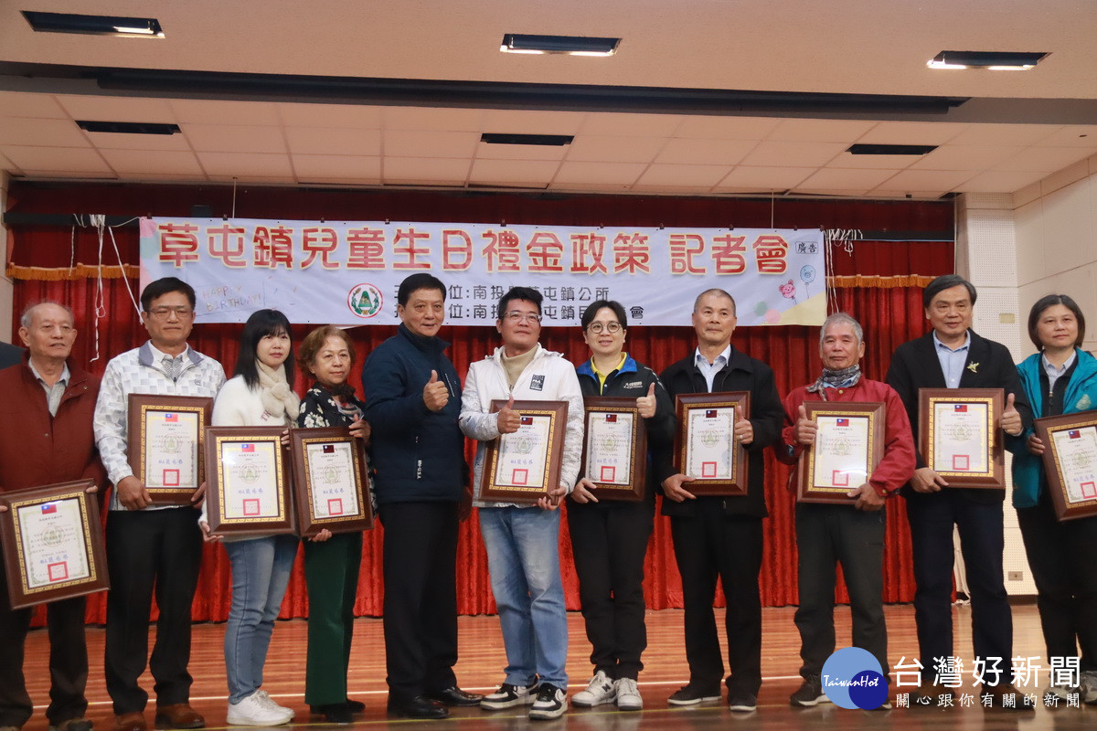 簡鎮長贈感謝狀感謝地方企業、單位的贊助活動。（記者扶小萍攝）