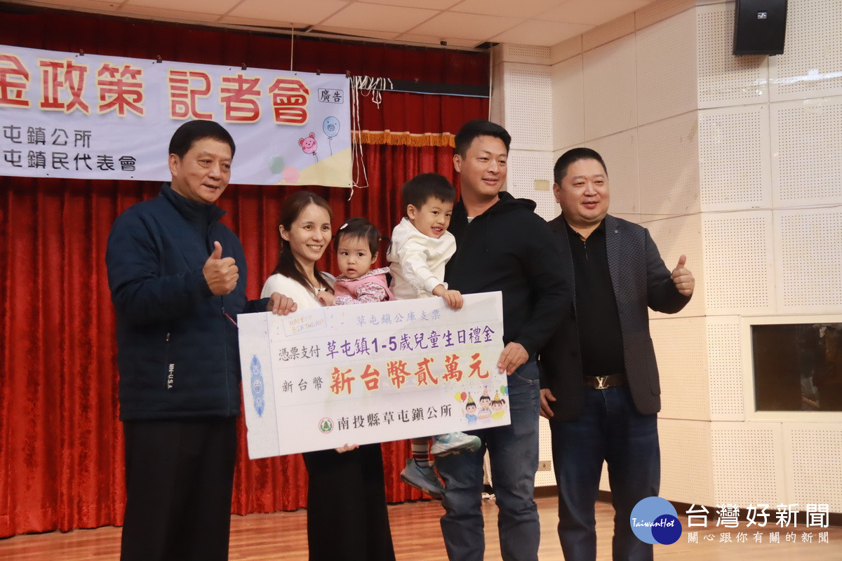 簡鎮長贈送二萬元予生日的幼童。（記者扶小萍攝）