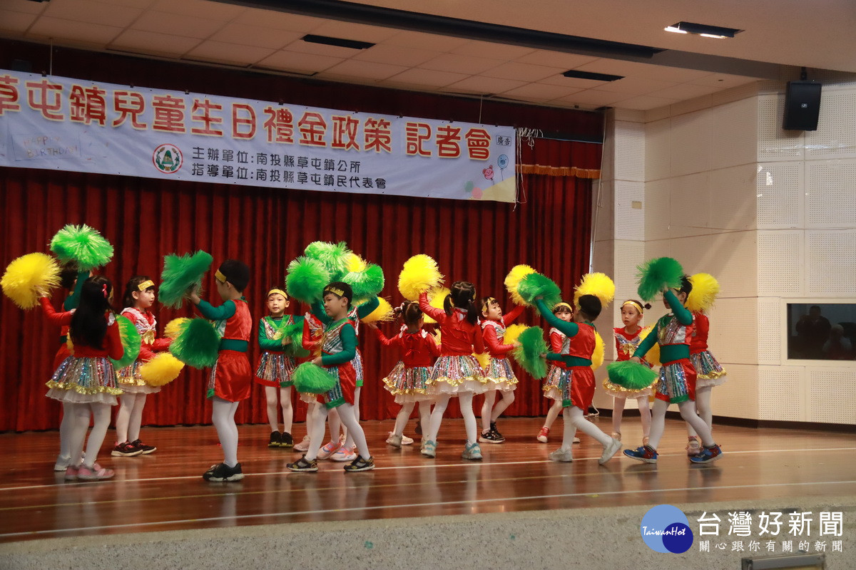 幼兒園幼童表演熱場。（記者扶小萍攝）