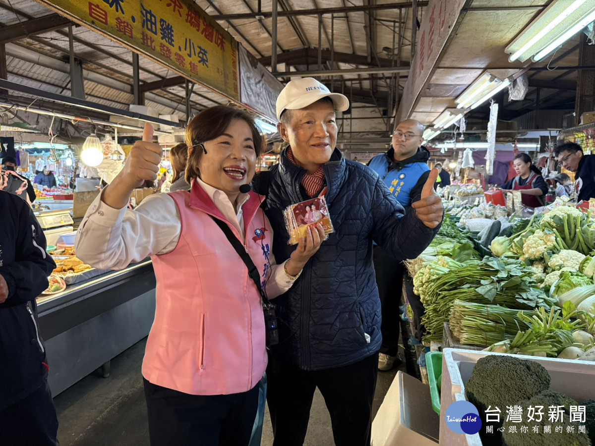 支持者與楊瓊瓔合影。