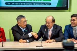 台灣民眾黨創黨暨前黨主席柯文哲（左）與民主進步黨立法院黨團總召柯建銘（中）。（圖／翻攝自柯文哲Facebook）