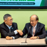 台灣民眾黨創黨暨前黨主席柯文哲（左）與民主進步黨立法院黨團總召柯建銘（中）。（圖／翻攝自柯文哲Facebook）