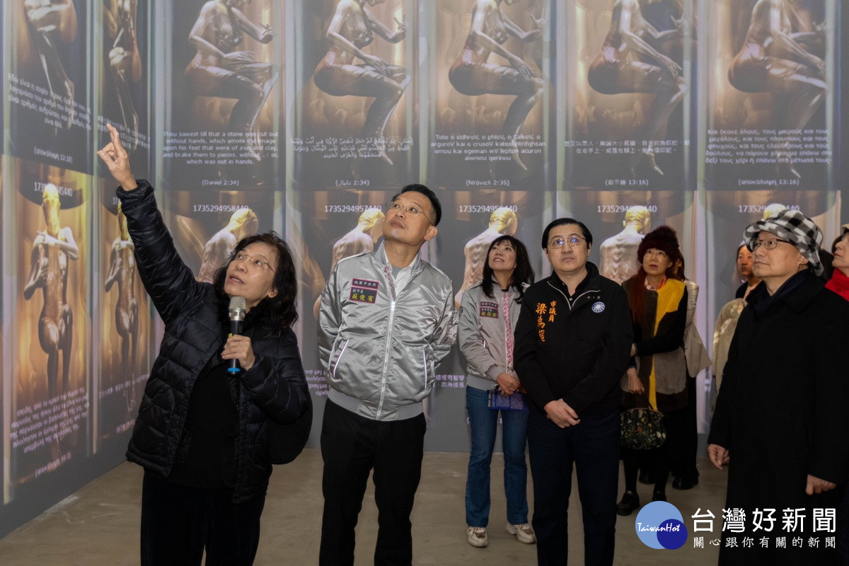 桃園市副市長蘇俊賓參觀「夏娃克隆系列」展，藝術家林珮淳進行導覽說明。<br />
