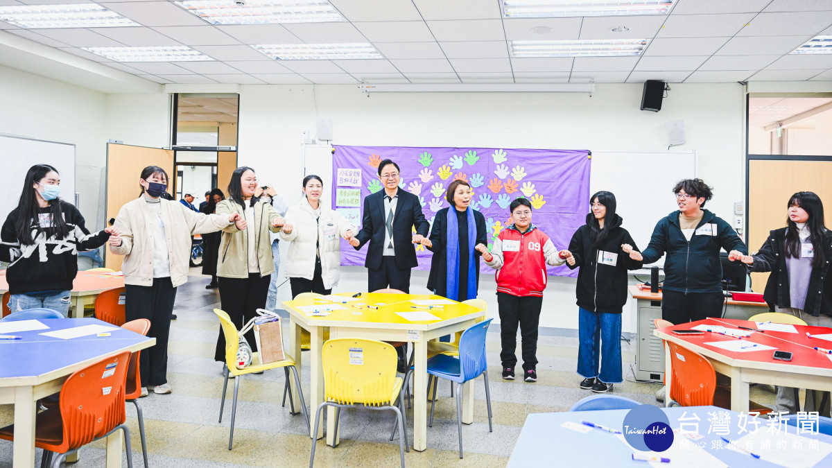 張市長與得獎同學互動。