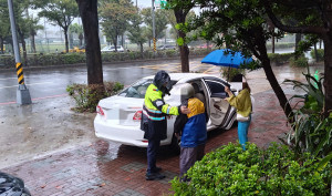 失智翁雨中迷途，中壢警即時尋回平安返家。