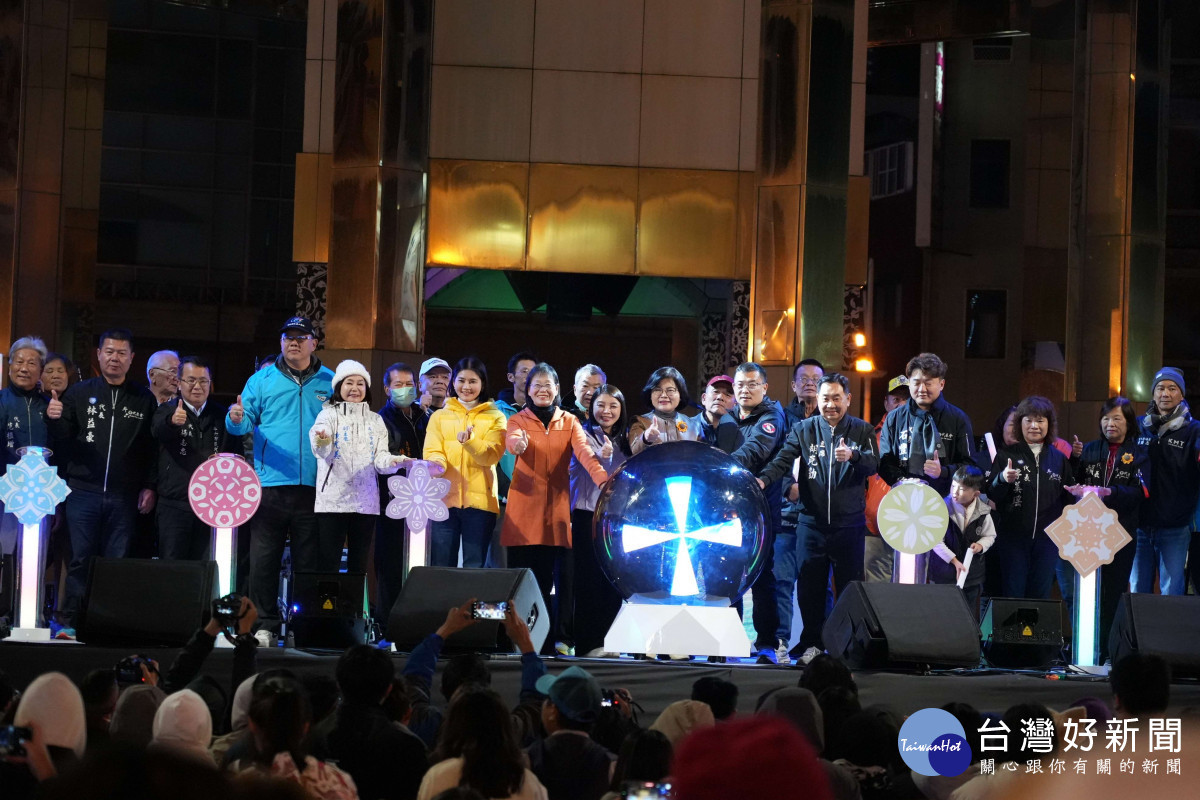 啟燈儀式在璀璨燈光與音樂中熱鬧展開/翻攝照片