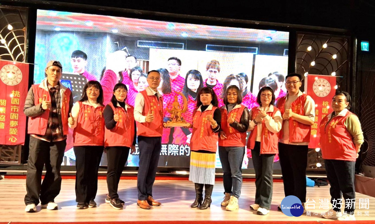 新任理事長劉啟吉頒贈創會長謝慧謹紀念品感謝她貢獻與付出。