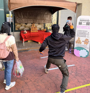 民眾參加雪尋梅活動主題日的過五關趣味遊戲。（圖/信義鄉農會梅子夢工廠）