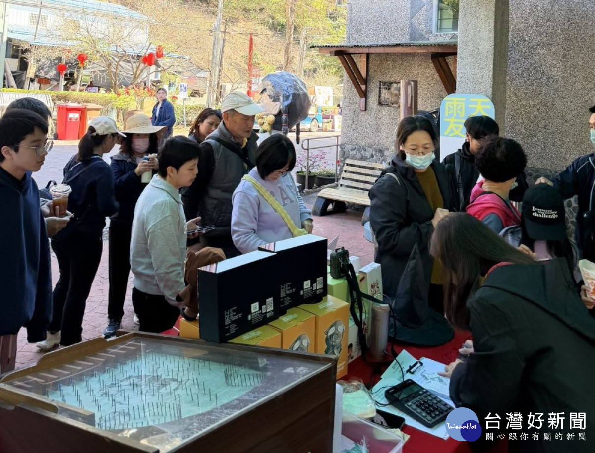 民眾參加雪尋梅活動主題日的過五關遊戲陸續兌換獎品。（圖/信義鄉農會梅子夢工廠）