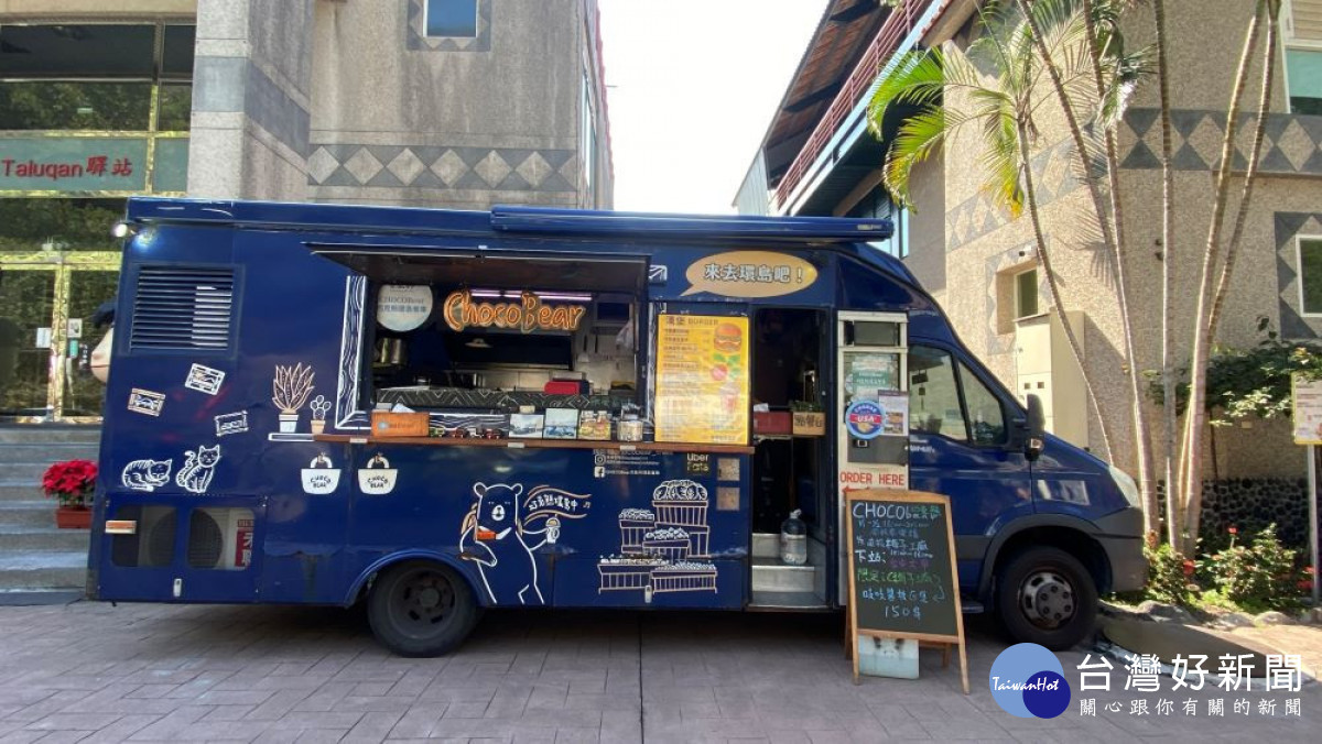 踏雪尋梅主題日活動首次與胖卡餐車業者合作，推出限量 「吱吱醬辣雞堡」以及「梅香醬雞蛋燒」。（圖/信義鄉農會梅子夢工廠）