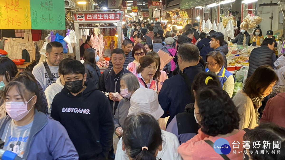 楊瓊瓔掃街霧峰菜市場拜票，許多鄉親開心直呼「省仔、省仔（省議員）妳回來了！」