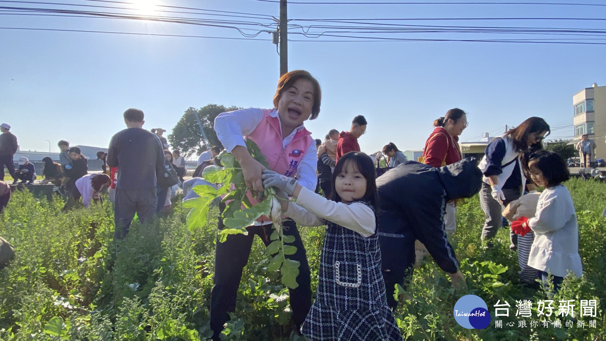 楊瓊瓔與小朋友體驗拔蘿蔔。