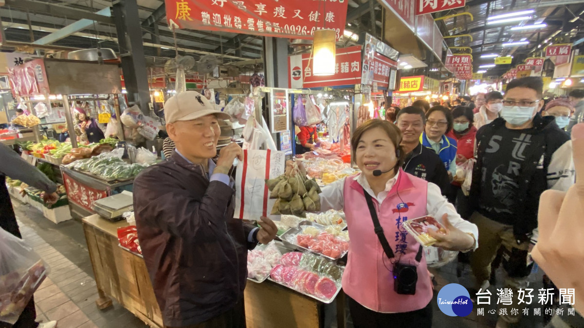 支持者致贈肉粽象徵「包中」好兆頭。