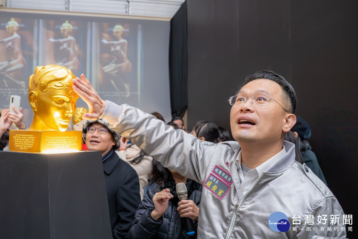 桃園市副市長蘇俊賓參觀「台灣科技藝術教母」林珮淳「夏娃克隆系列：林珮淳的 AI 伊甸園」展。<br />
