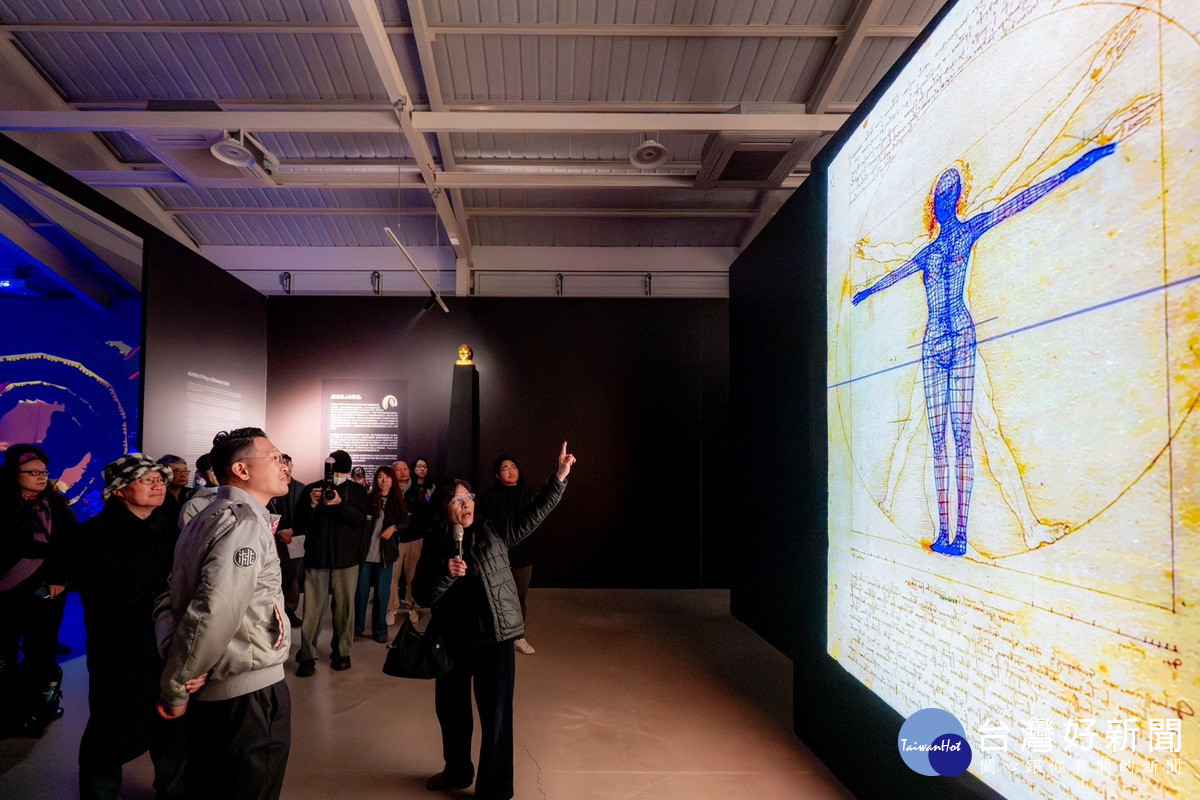 桃園市副市長蘇俊賓參觀「台灣科技藝術教母」林珮淳「夏娃克隆系列：林珮淳的 AI 伊甸園」展。<br />
