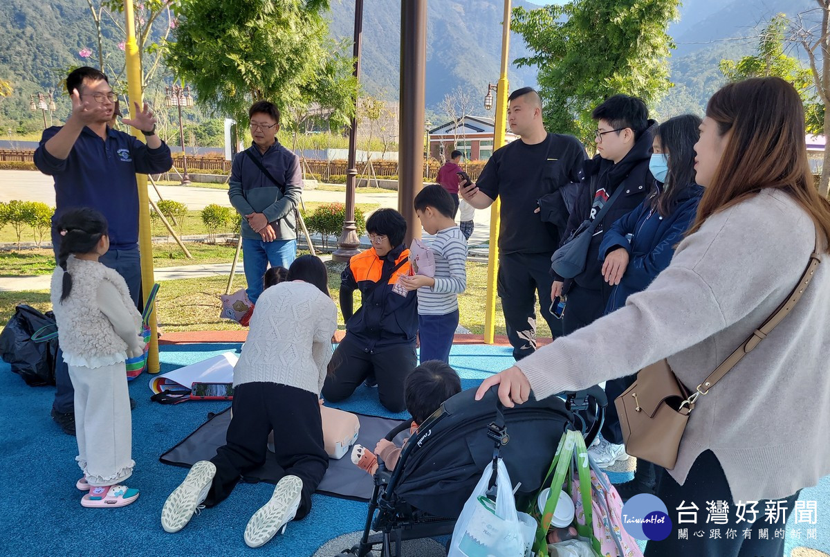 「全民 CPR 實作」，爸爸媽媽們在教官指導下認真練習按壓，小朋友則在旁加油打氣。