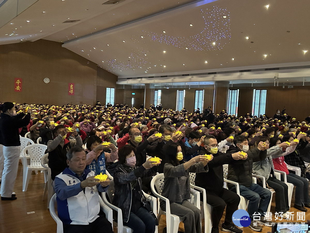 信眾點起福慧燈彼此祝福也祝福家人親友。（記者扶小萍攝）