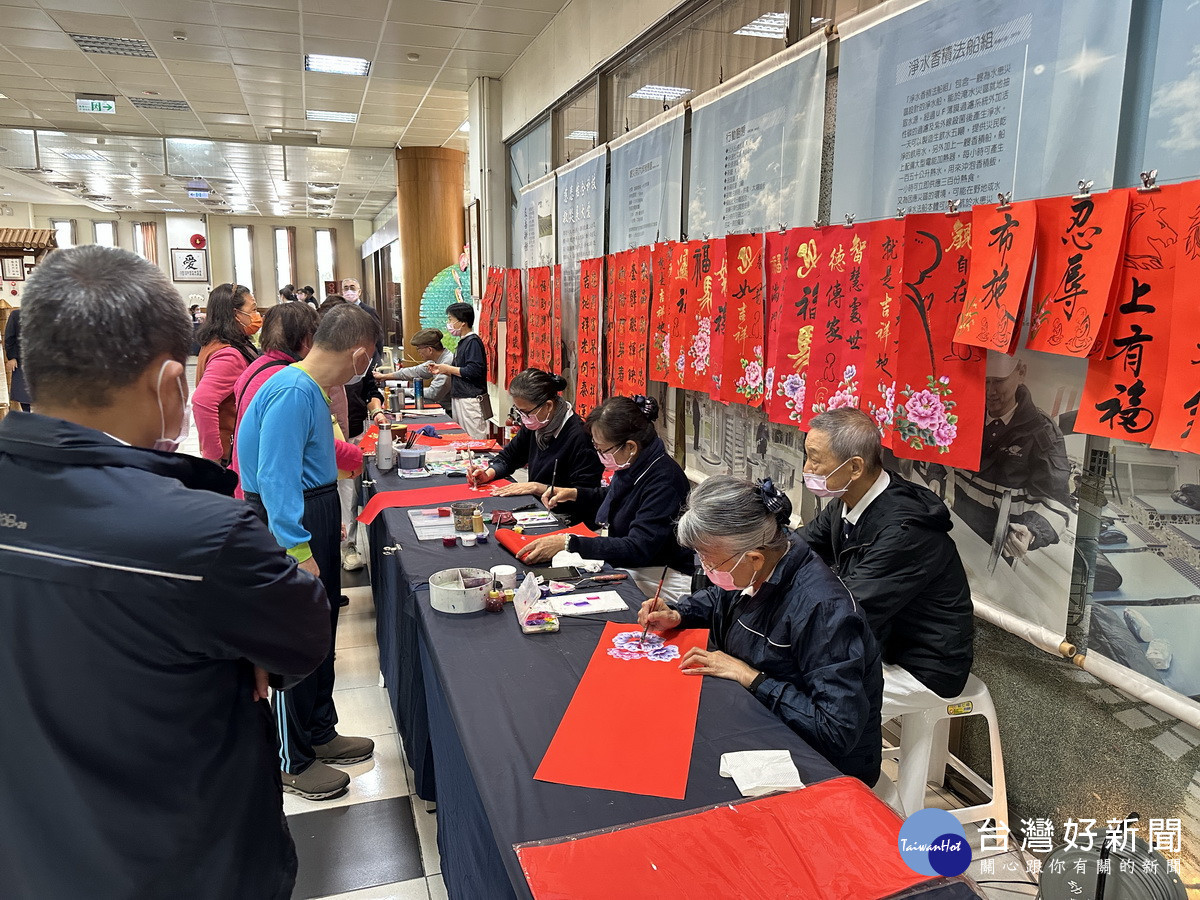 會場另舉辦春聯揮毫等許多活動。（記者扶小萍攝）