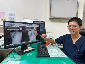 心臟血管外科胡家瑜醫師啟動 ECMO（葉克膜）治療，暫時取代心肺功能，使氧合與血流狀況得以穩定，成功撐過最危險階段。