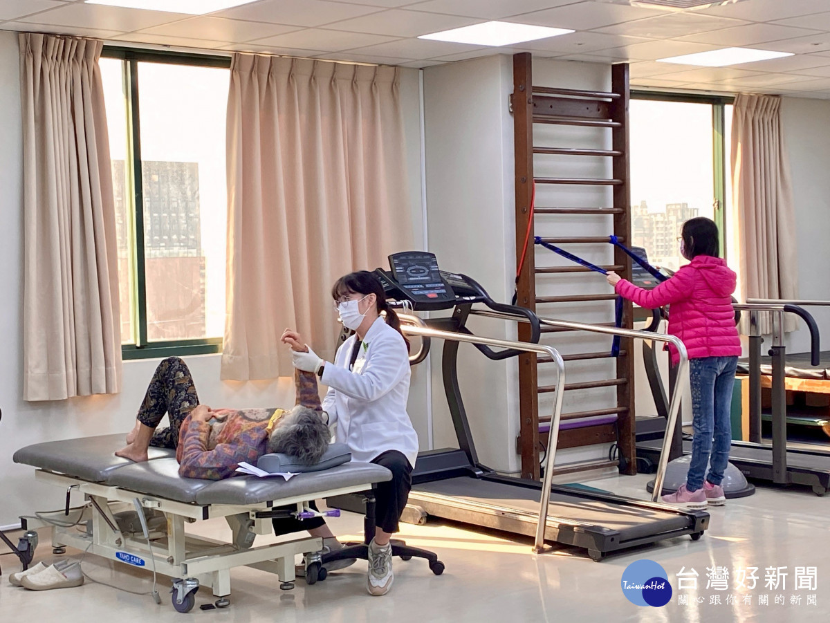 彰化秀傳醫院復健科全新啟用，進駐癌醫中心打造安全舒適復健環境。圖／秀傳醫院提供