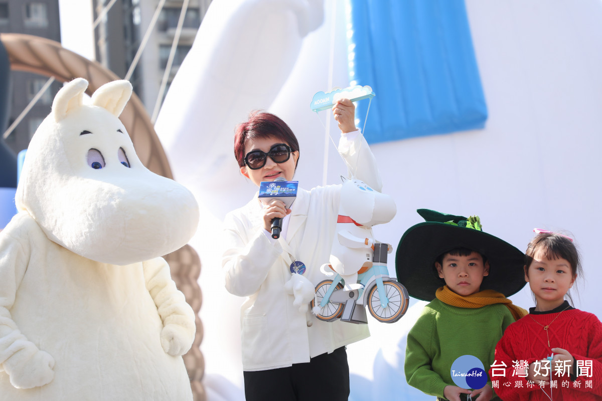 盧市長展示「姆明(Moomin)」小提燈