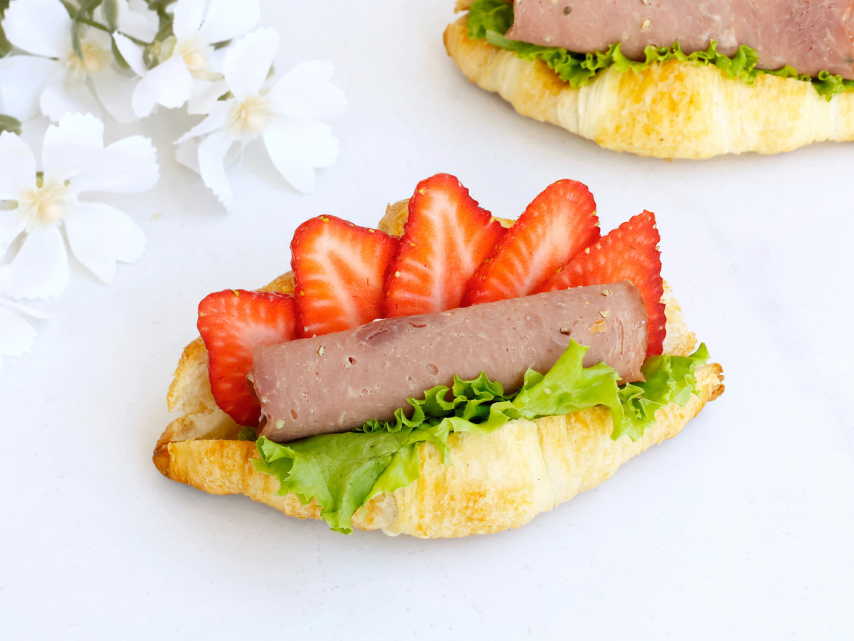 黑胡椒牛肉草莓可頌。圖/日月千禧提供