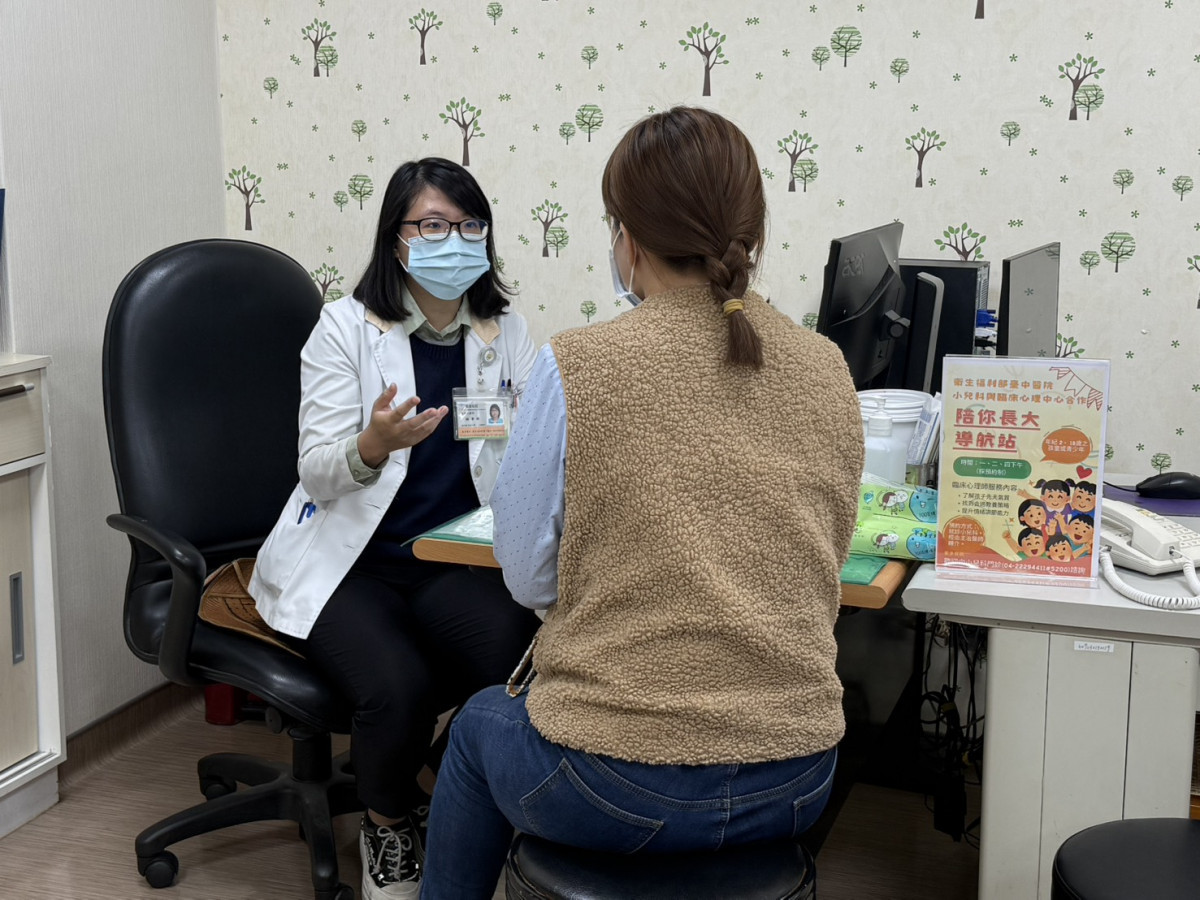 醫院臨床心理師林亭妤（左）跟家長（右）分析比建議與孩子相處方式，協助親子溝通。（圖為示意畫面，非個案家長）圖/台中醫院提供