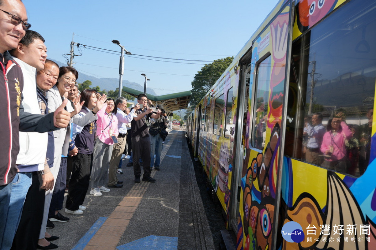 集集線第一階段復駛通車,彩繪列車一併亮相。
